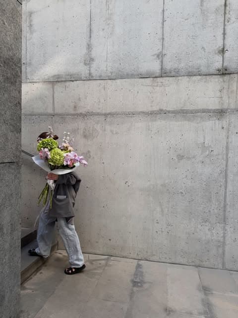 Bukiet na tle betonowej ściany